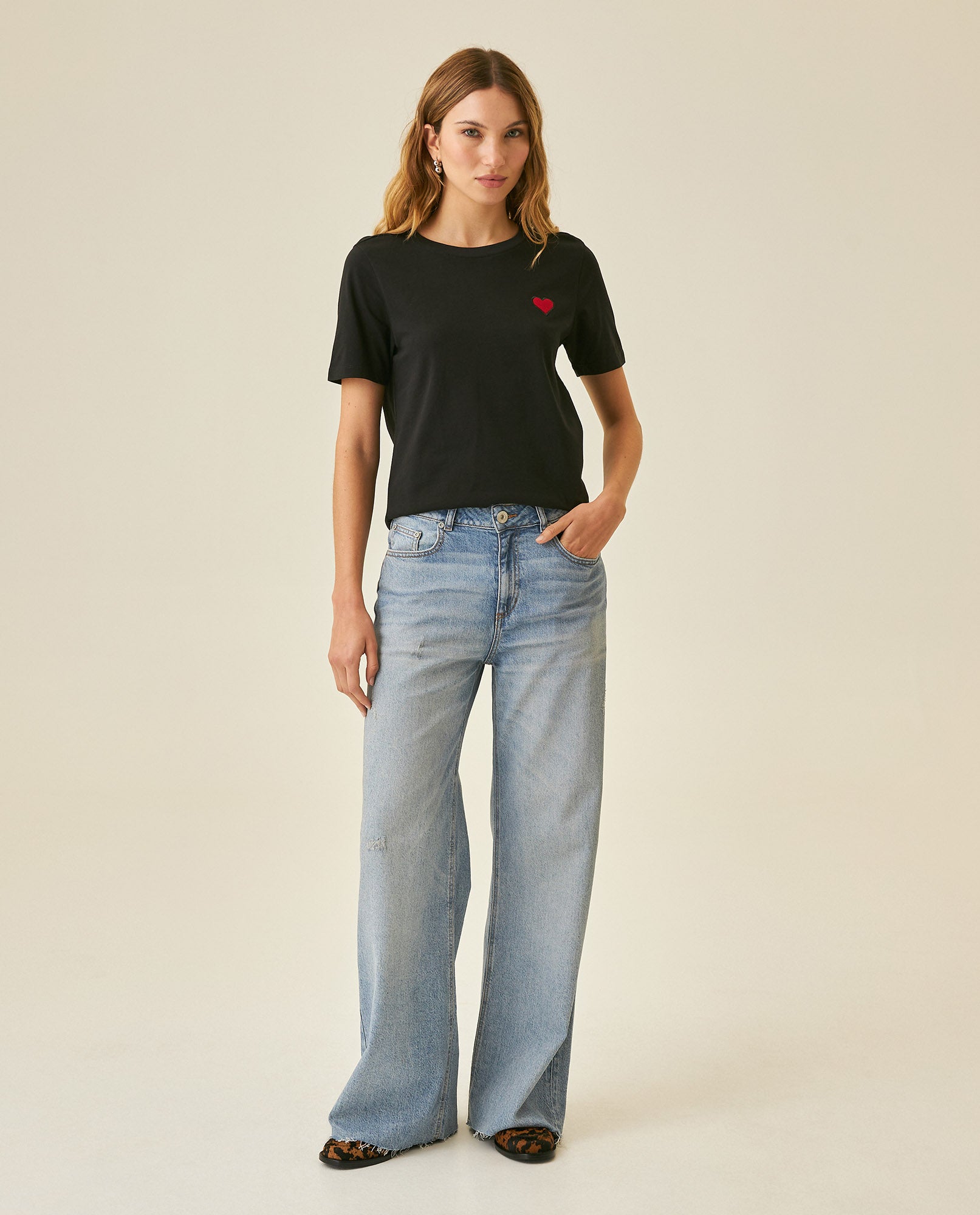 Womens T-Shirt Graphic Slim Fit Crewneck Cotton Soft Multiple Embroidered Patches Preppy - Black 63_701H002_NEG194004_4