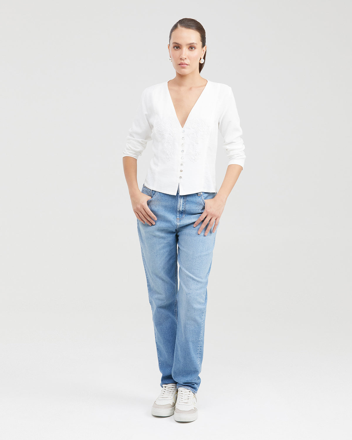 EMBROIDERY LONGSLEEVE BLOUSE
