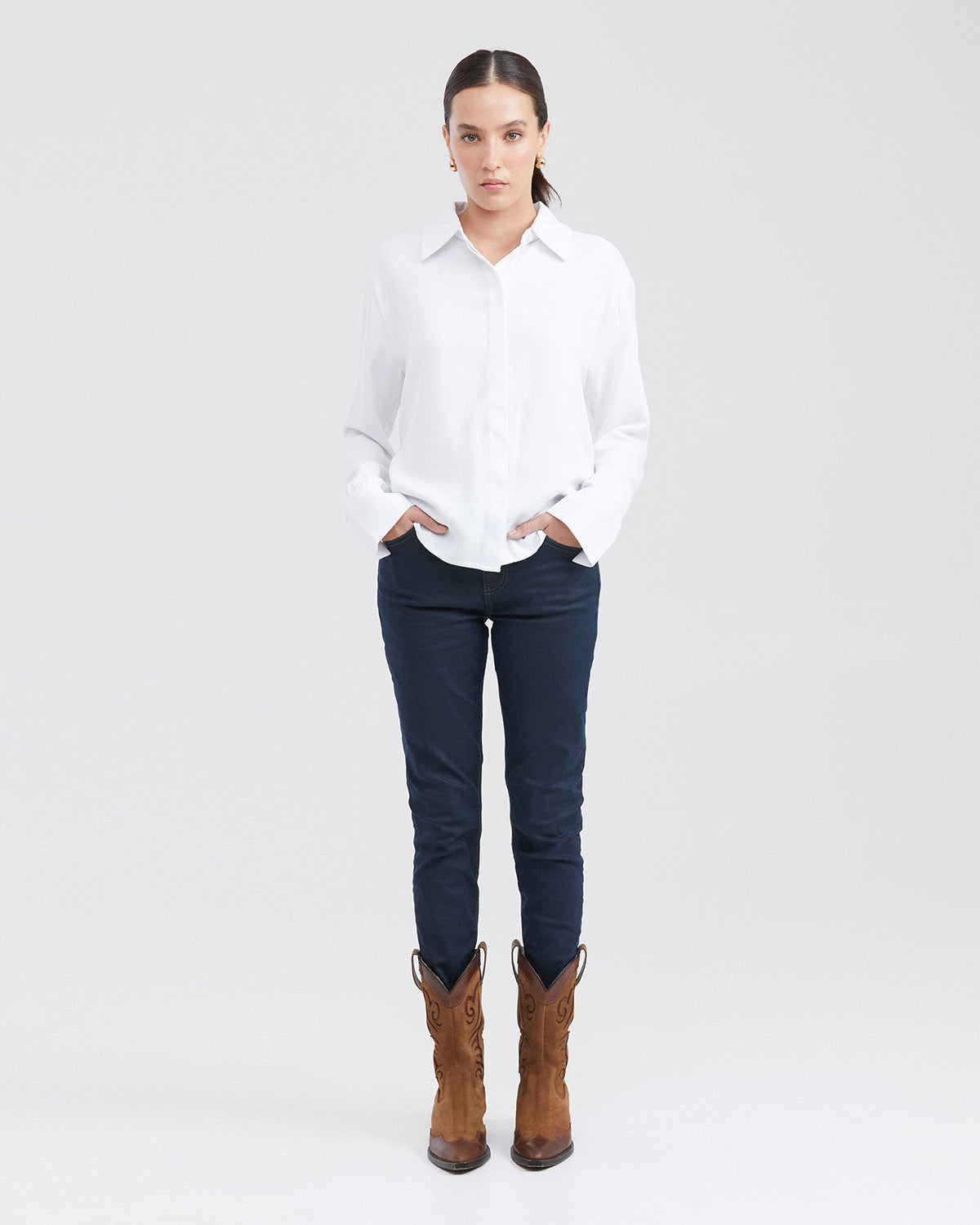 ESSENTIAL SHIRT IN WHITE