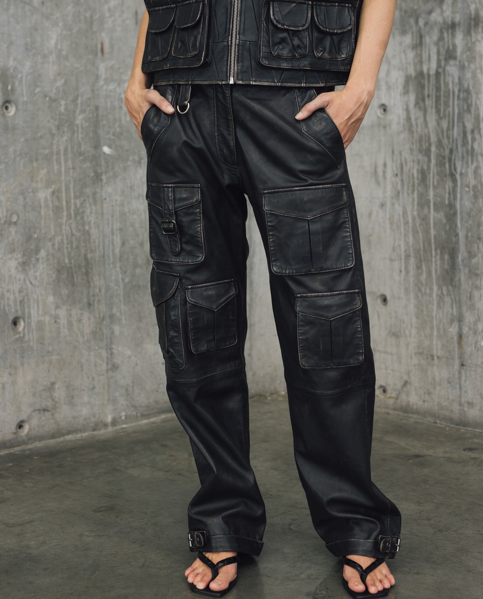 Womens Wide Fit Stretch Cargo Pants - Special Collection - Black 63_737H501_NEG194007_3