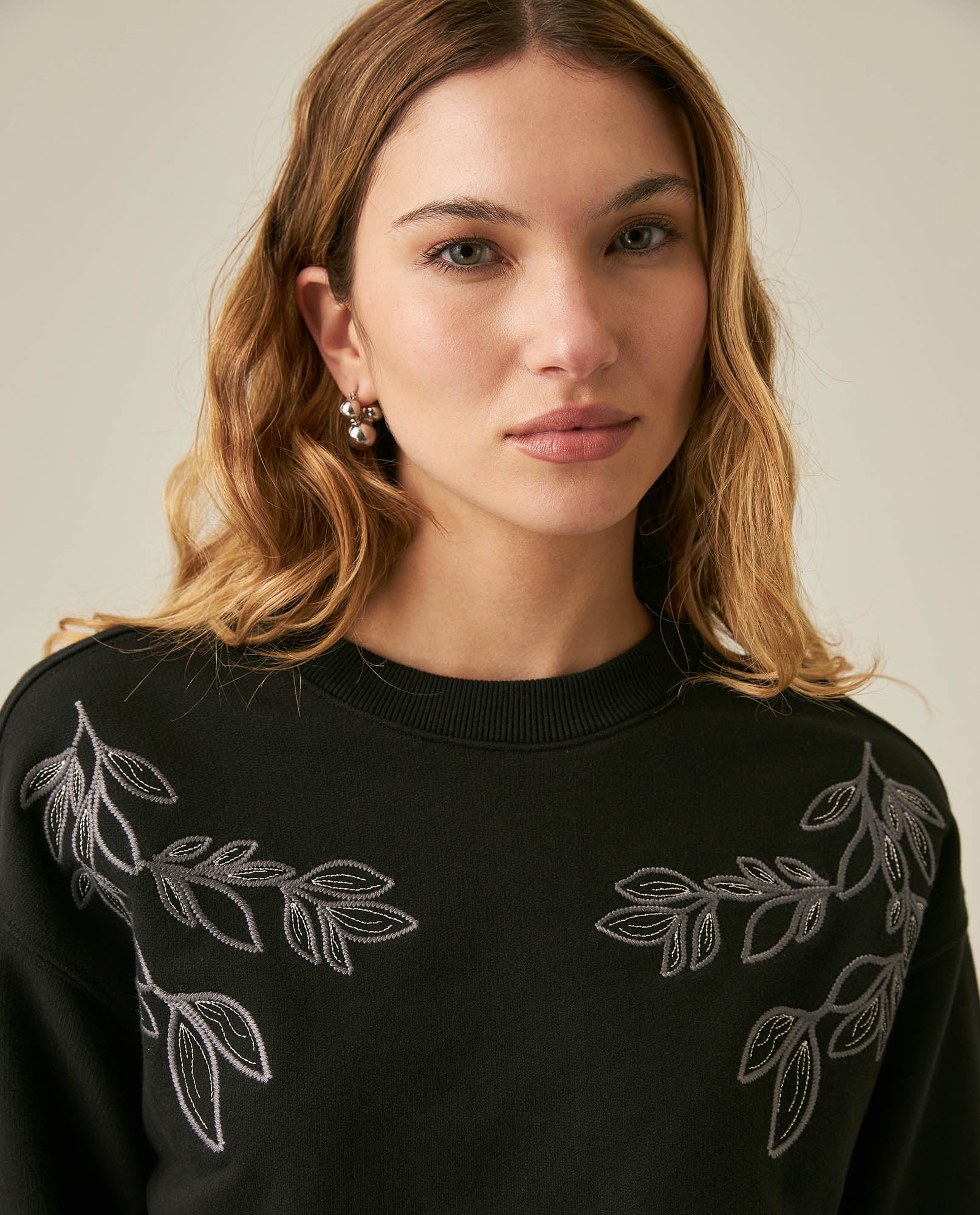 Womens Sweatshirt Closed Semi-Wide Cotton Blend Tone-on-Tone Floral Embroidery - Black 63_781H001_NEG194004_5