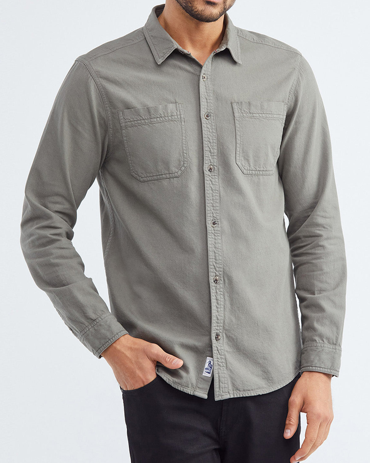CAMISA CLÁSICA CON BOLSILLO UTILITY EN VERDE